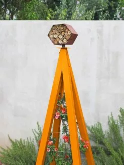 GSC Bee Bungalow + Akoris Garden Tuteur Sr.