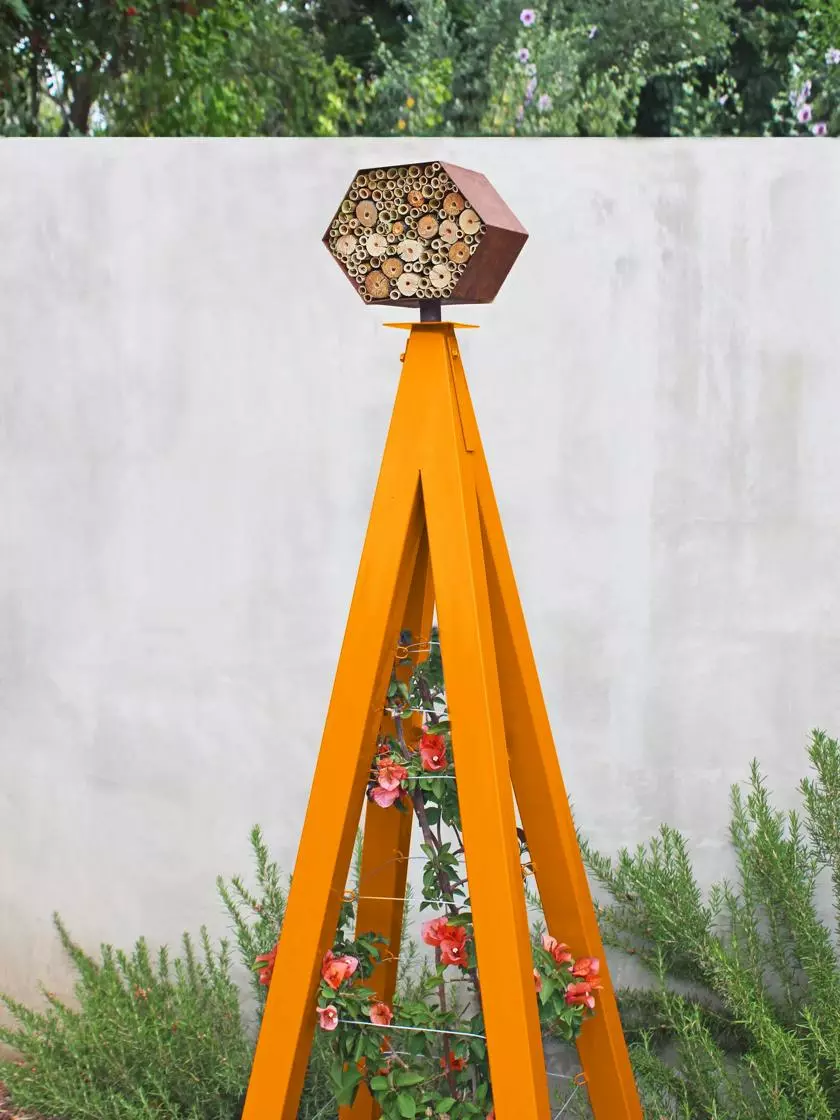 GSC Bee Bungalow + Akoris Garden Tuteur Sr.