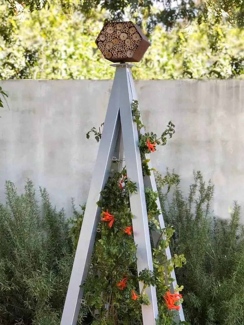 GSC Bee Bungalow + Akoris Garden Tuteur Sr. - Image 6